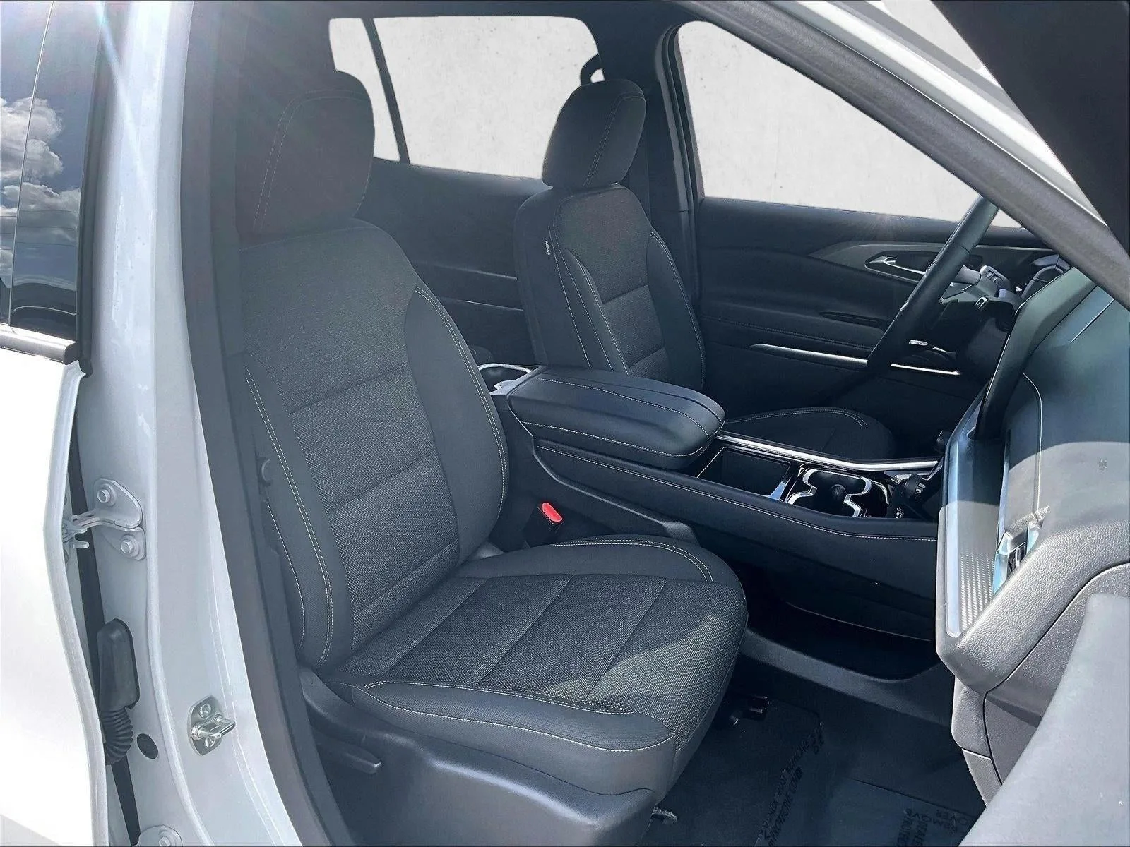 2025 Chevrolet Traverse LT photo 9