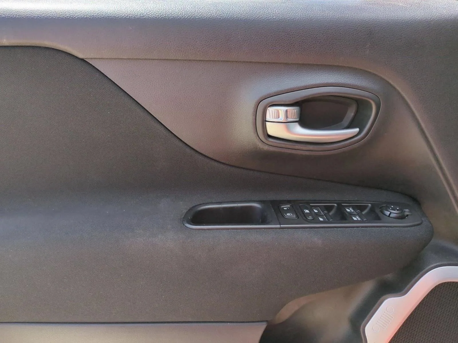2019 Jeep Renegade Latitude FWD photo 9