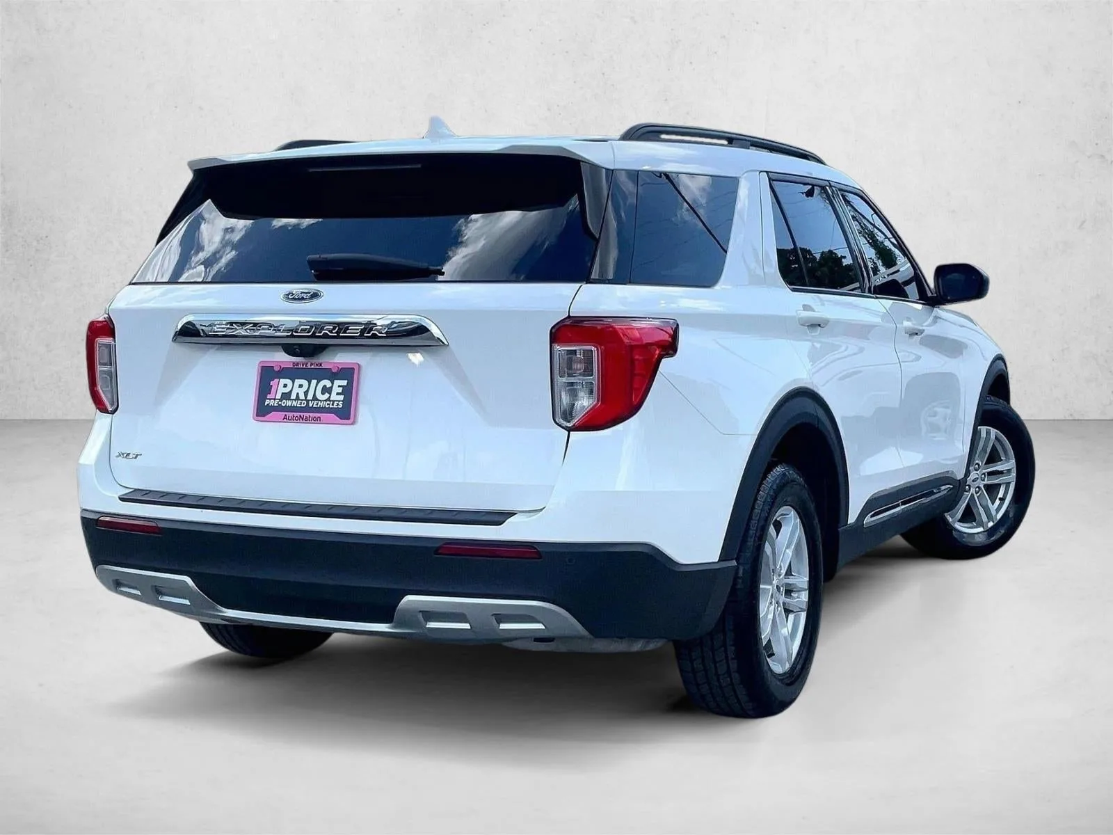 2023 Ford Explorer XLT photo 2