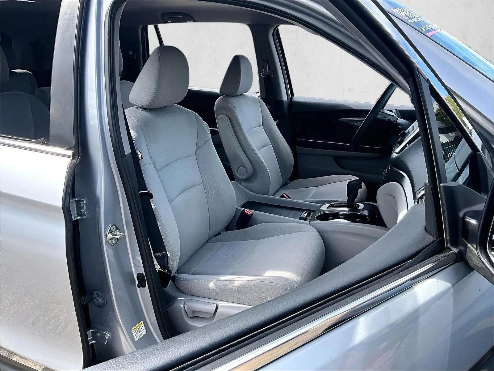 2016 Honda Pilot LX photo 9