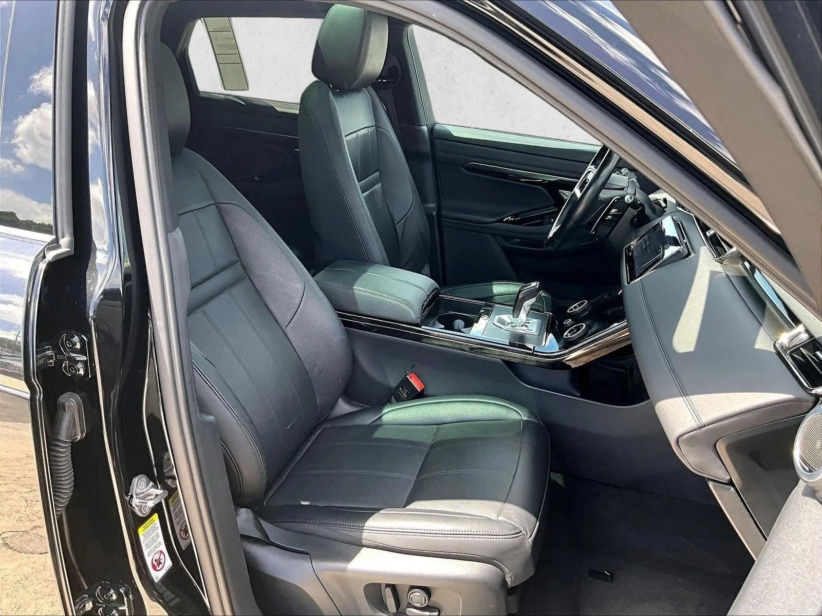 2023 Land Rover Range Rover Evoque R-Dynamic SE photo 9