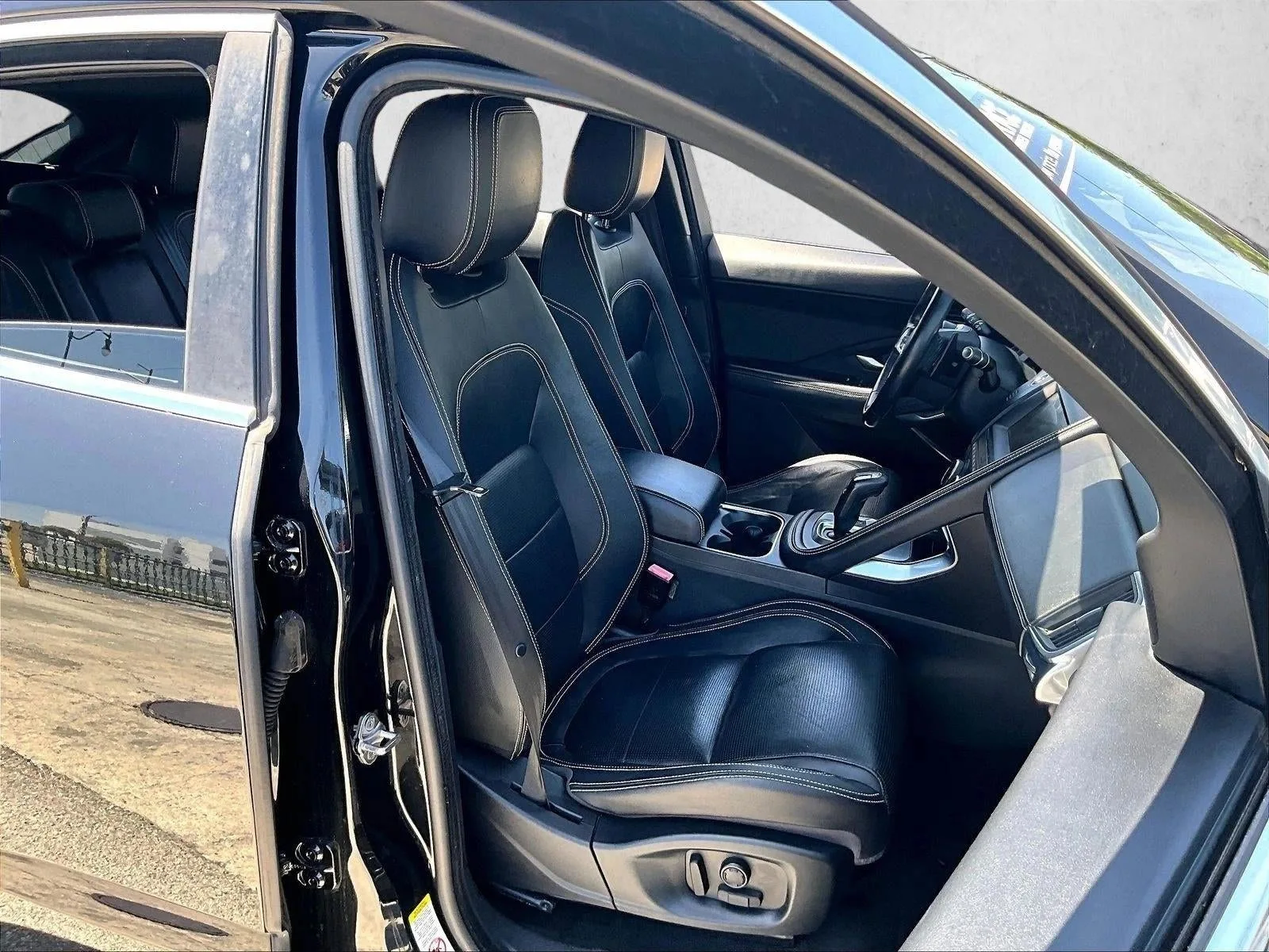 2018 Jaguar E-PACE R-Dynamic SE photo 9