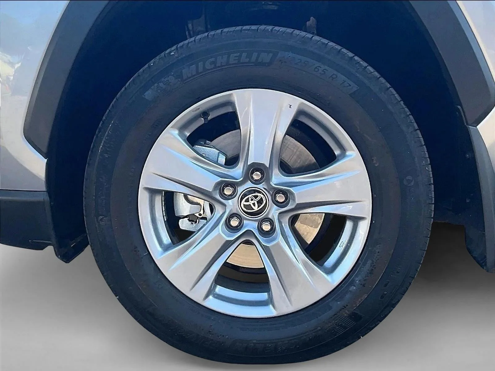 2025 Toyota RAV4 Hybrid XLE photo 10
