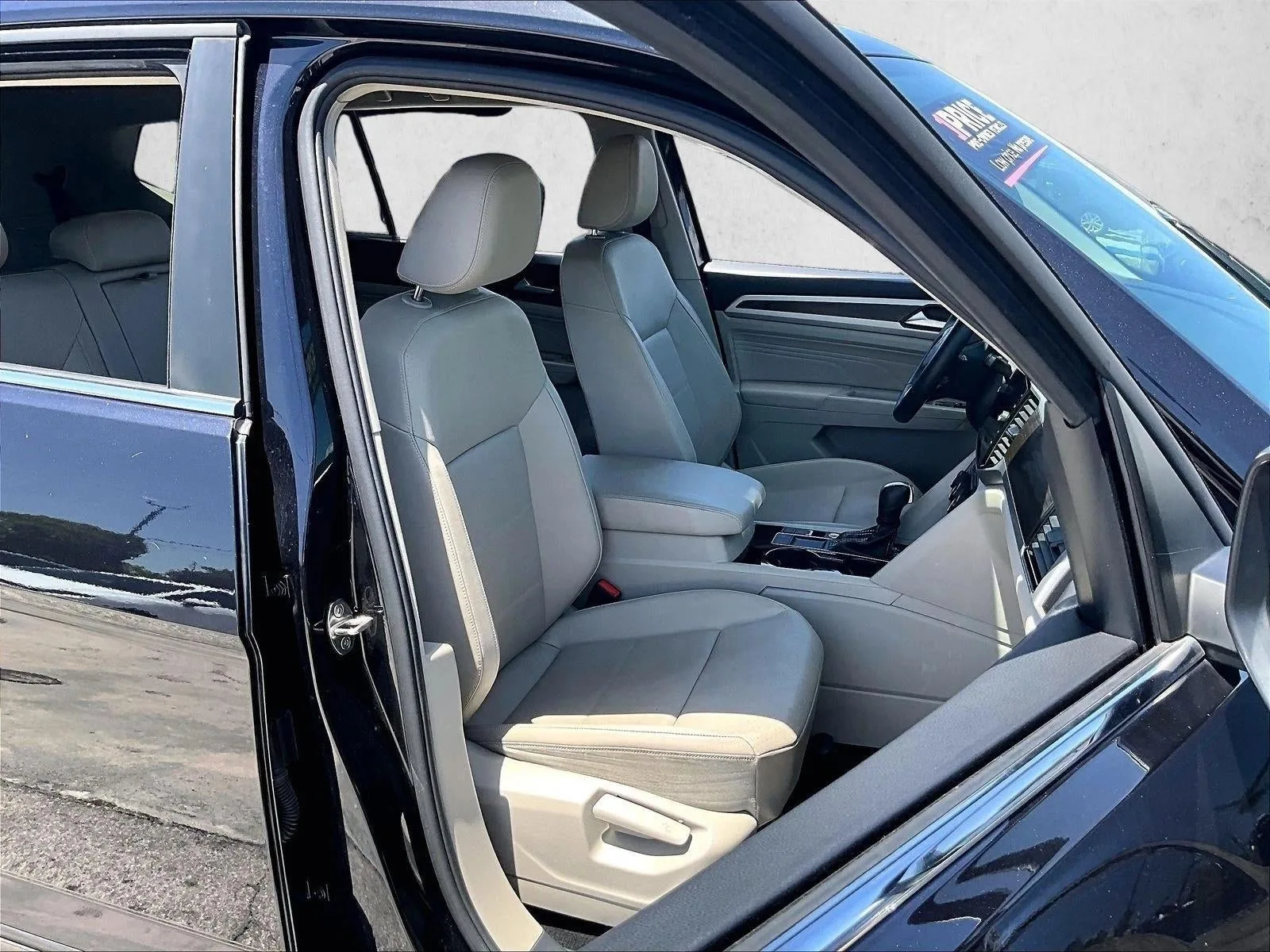 2023 Volkswagen Atlas 2.0T SE w/Technology photo 9