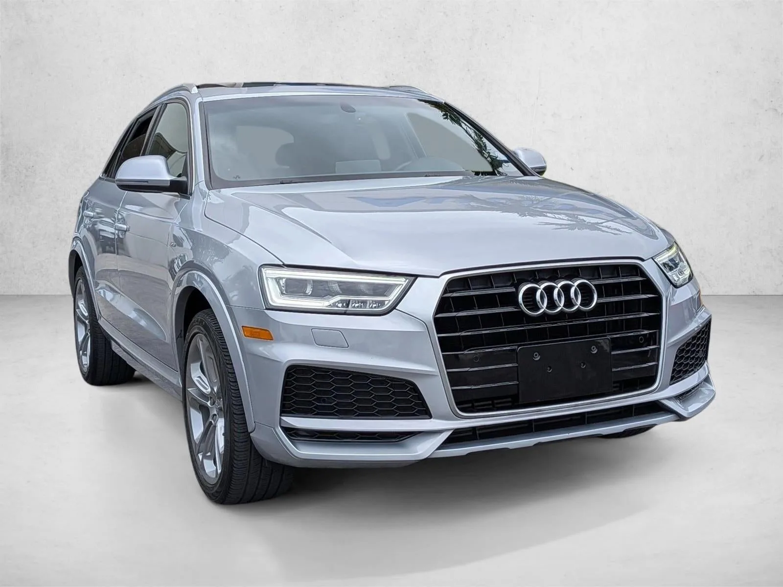 2018 Audi Q3 2.0 TFSI Sport Premium Plus FWD photo 3