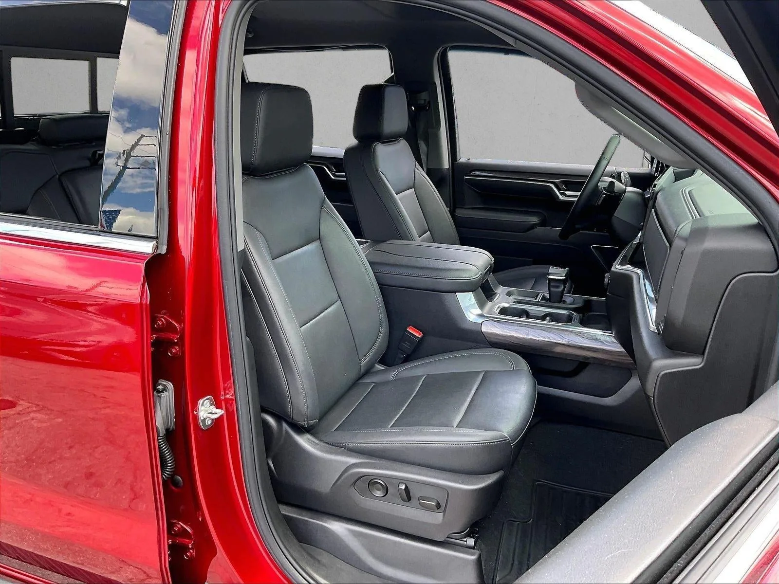 2025 Chevrolet Silverado 1500 LTZ photo 9