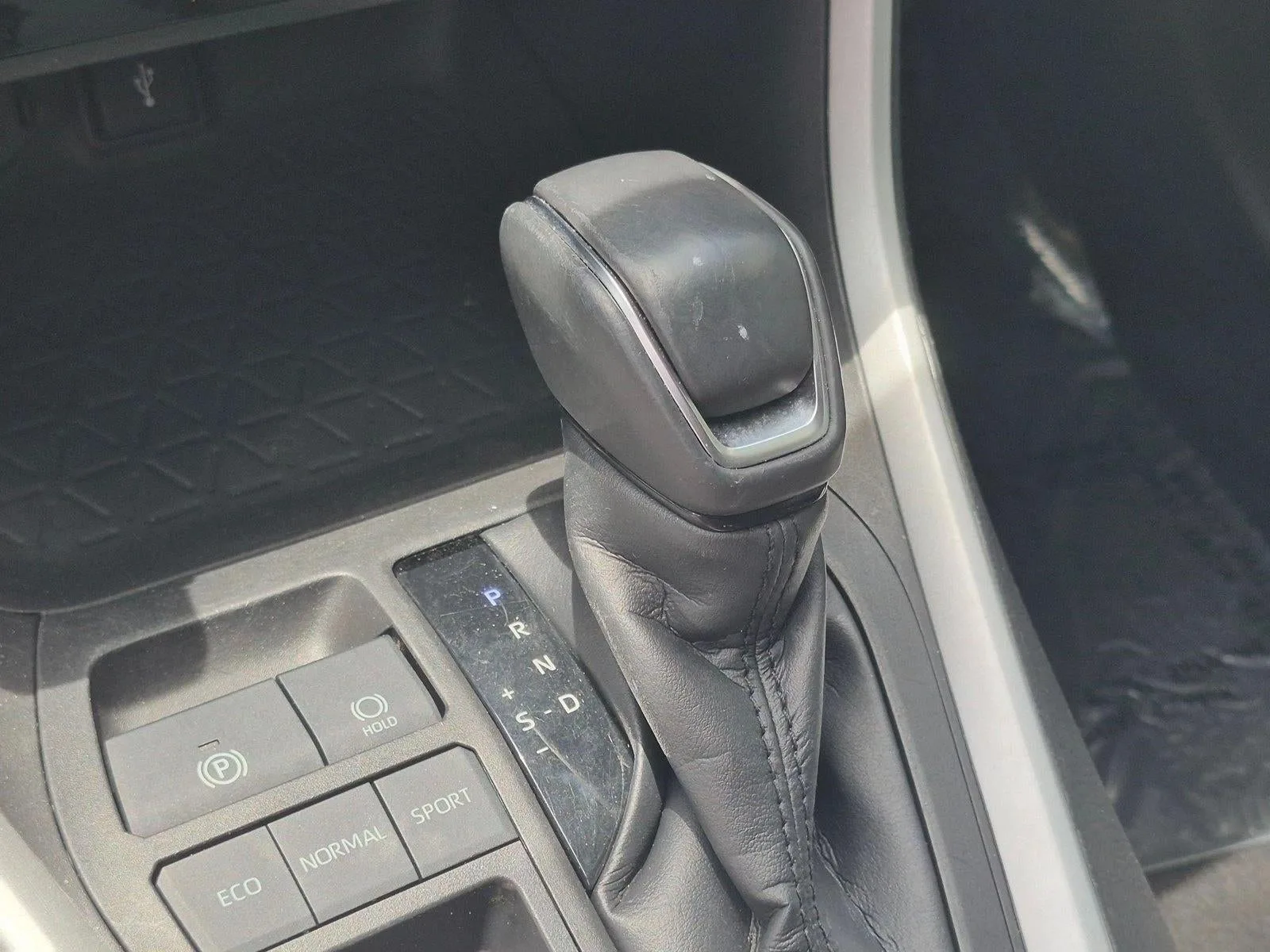 2022 Toyota RAV4 XLE Premium FWD (Natl) photo 12