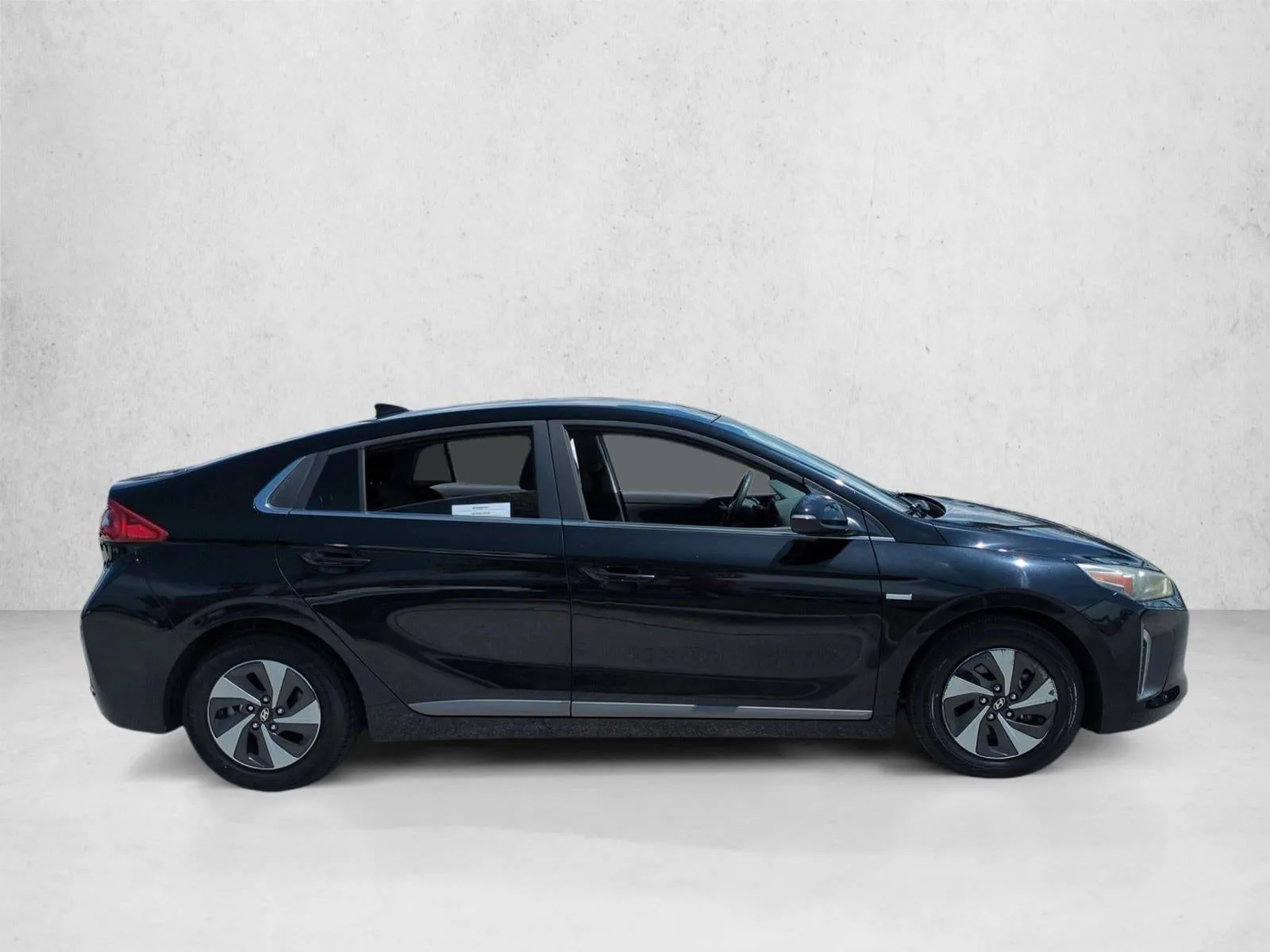 2017 Hyundai IONIQ Hybrid SEL Hatchback photo 4