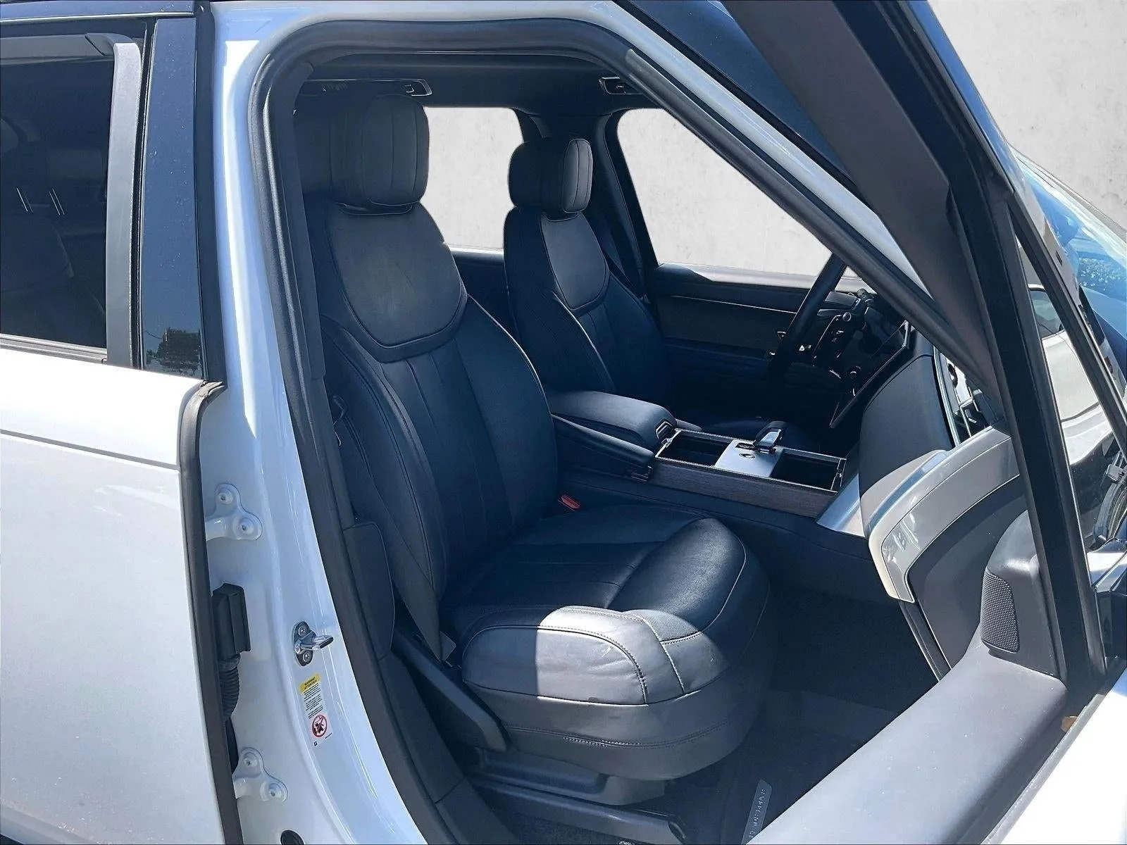 2024 Land Rover Range Rover SE photo 8