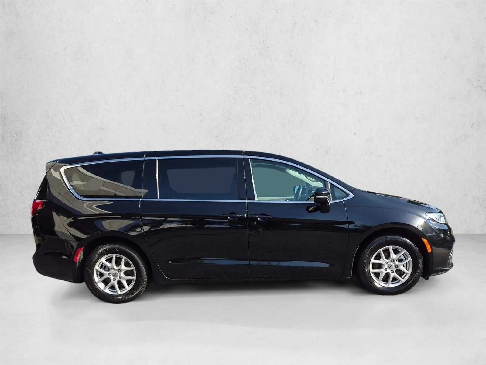 2024 Chrysler Pacifica Touring L FWD photo 4