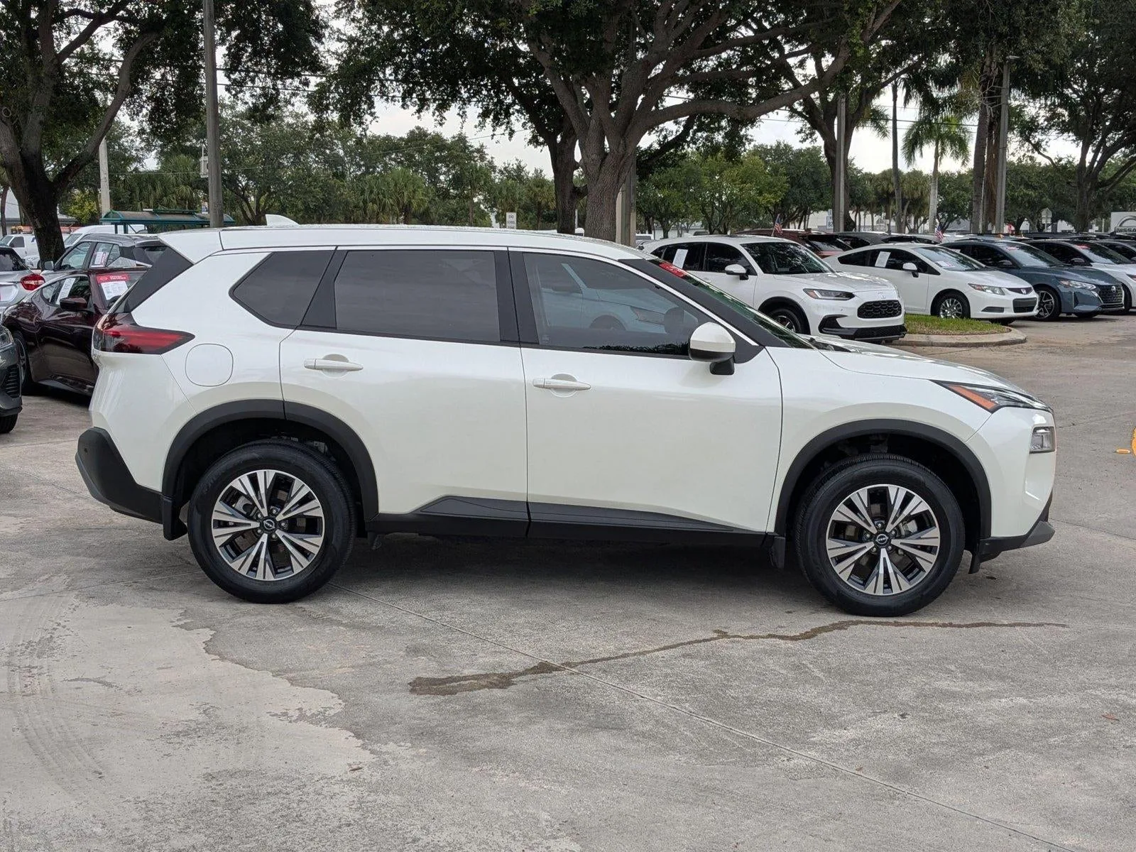 2023 Nissan Rogue FWD SV photo 4