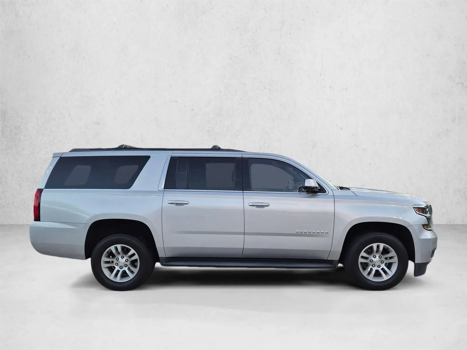 2018 Chevrolet Suburban 2WD 1500 LS photo 4