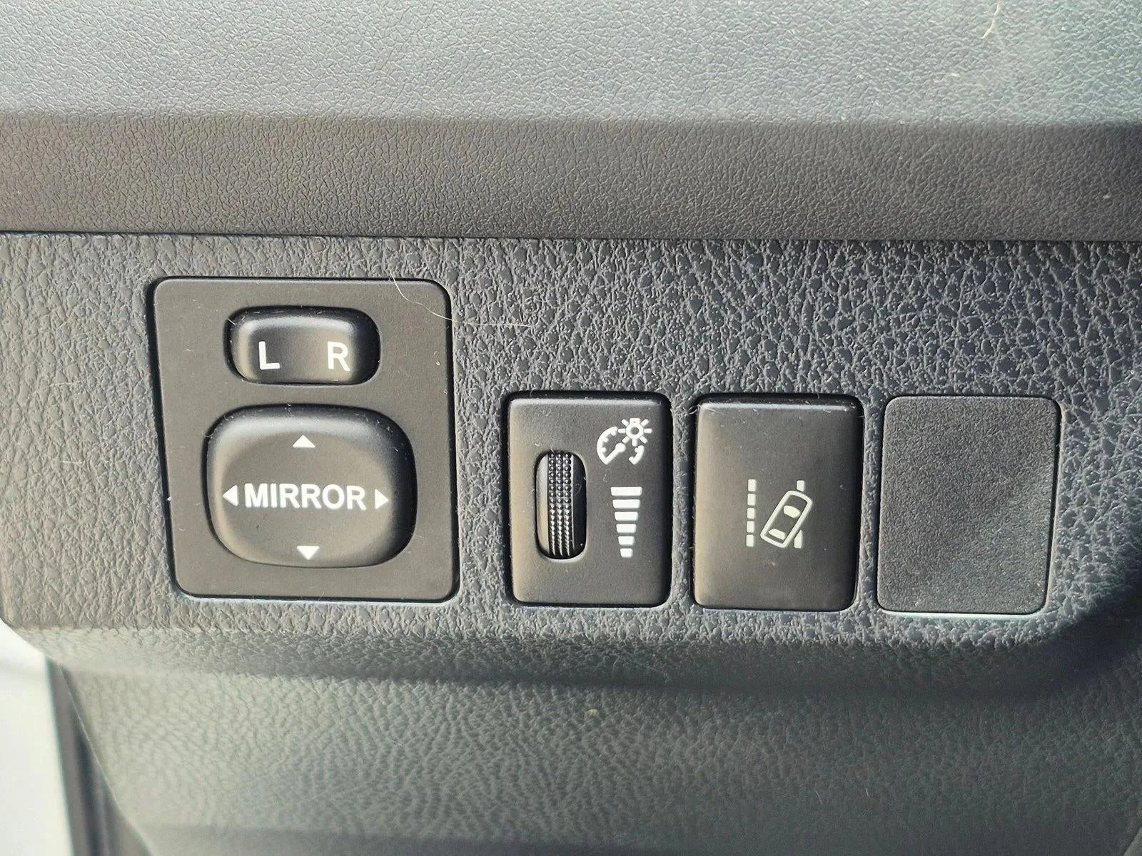 2018 Toyota RAV4 LE photo 5