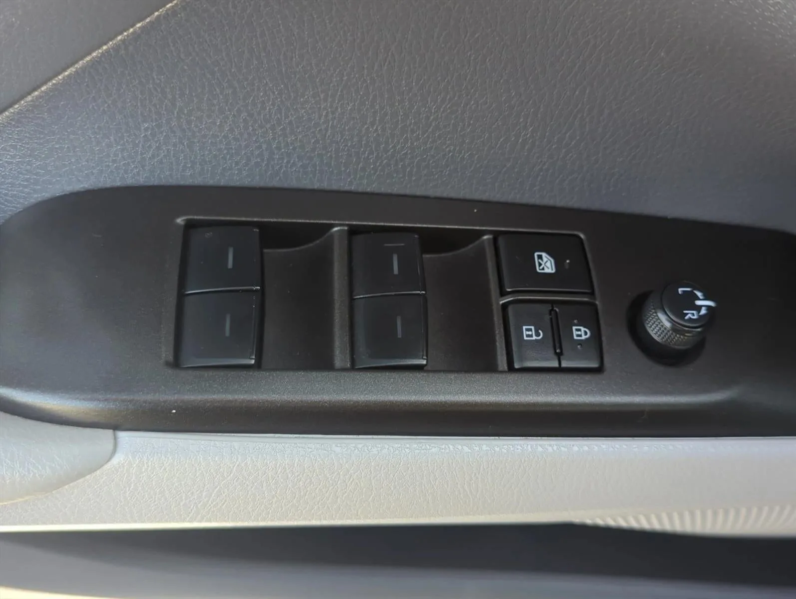 2023 Toyota Camry LE Auto (SE) photo 11