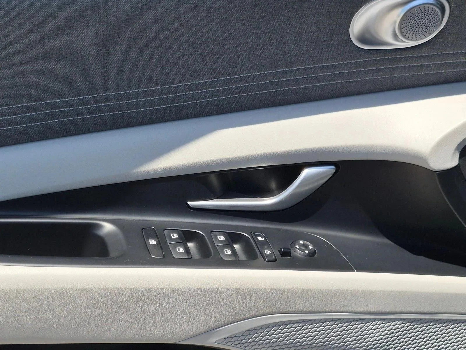 2023 Hyundai ELANTRA Limited IVT photo 9