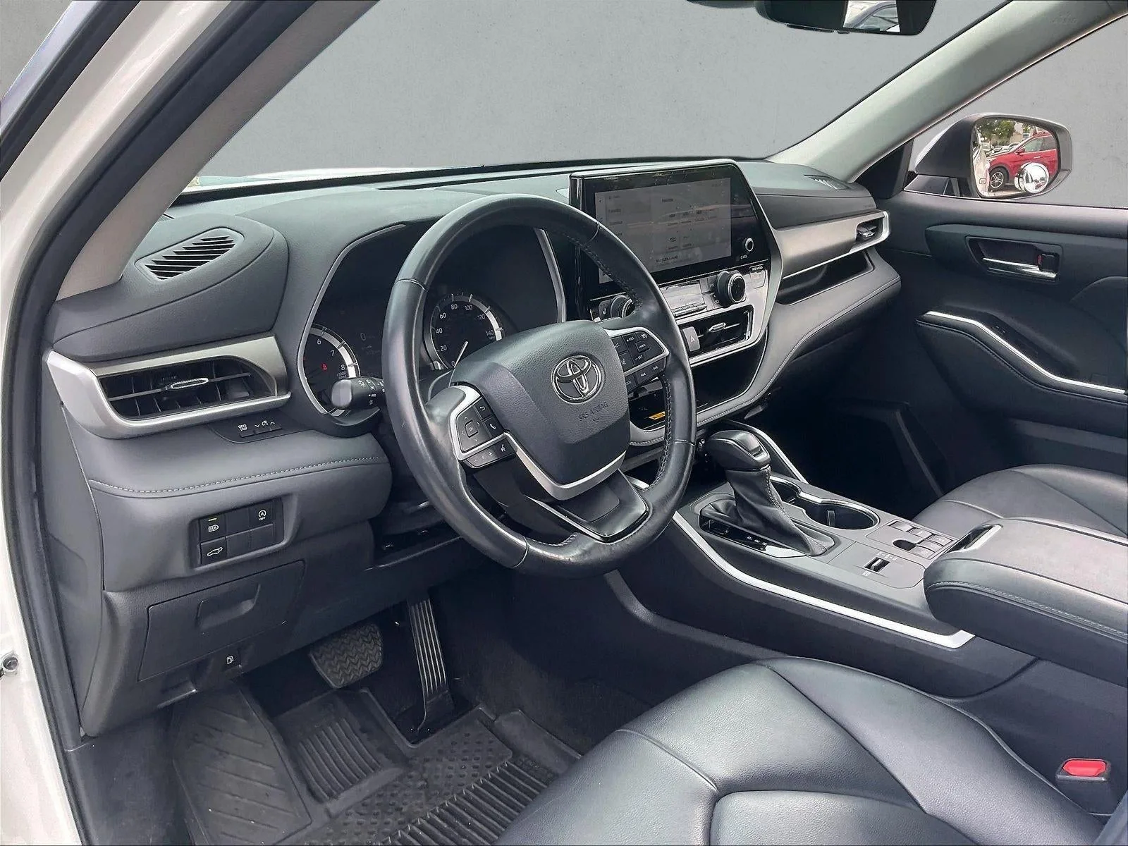 2024 Toyota Highlander XLE photo 12