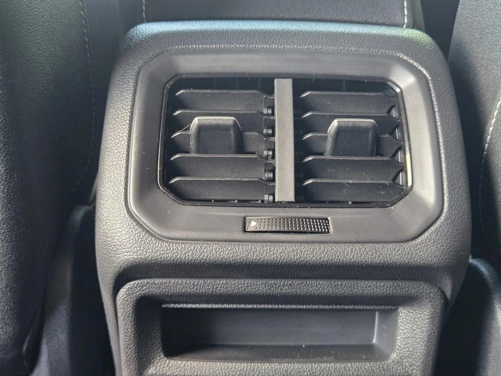 2024 Volkswagen Taos SE FWD photo 11