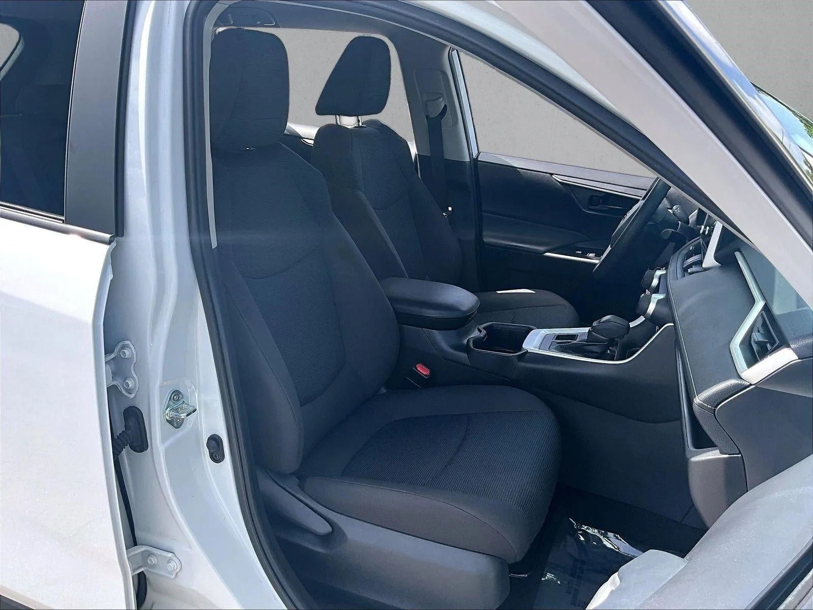 2023 Toyota RAV4 LE photo 9