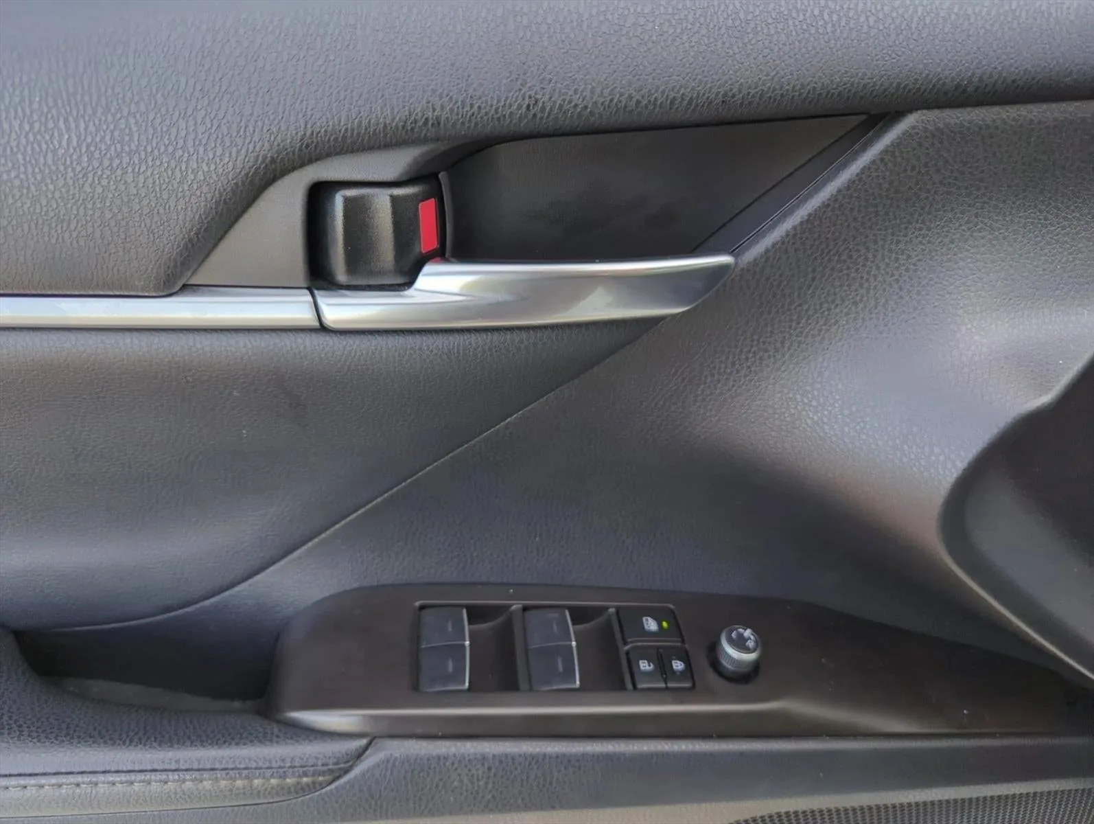 2023 Toyota Camry XLE Auto (SE) photo 10