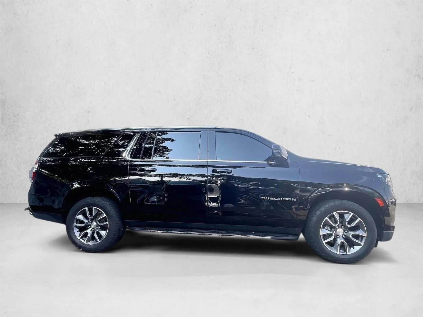 2022 Chevrolet Suburban LT photo 5