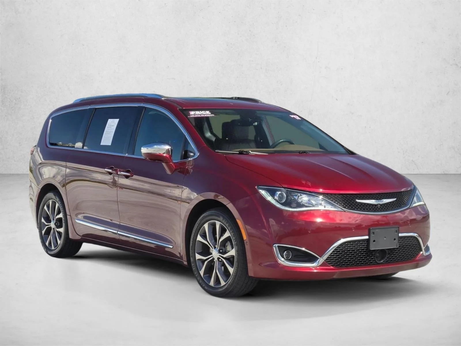 2017 Chrysler Pacifica Limited FWD photo 3