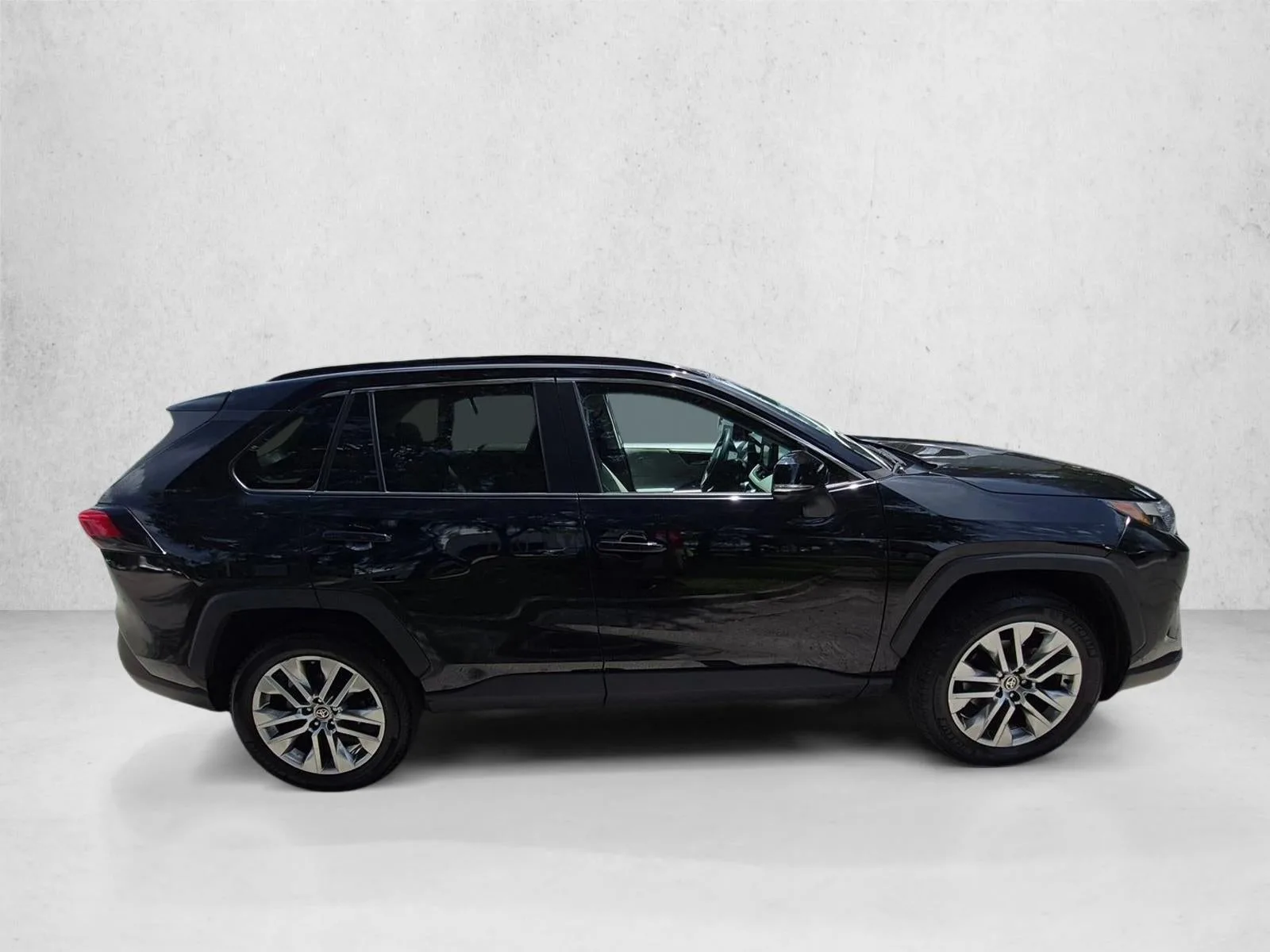 2022 Toyota RAV4 XLE Premium FWD (Natl) photo 4