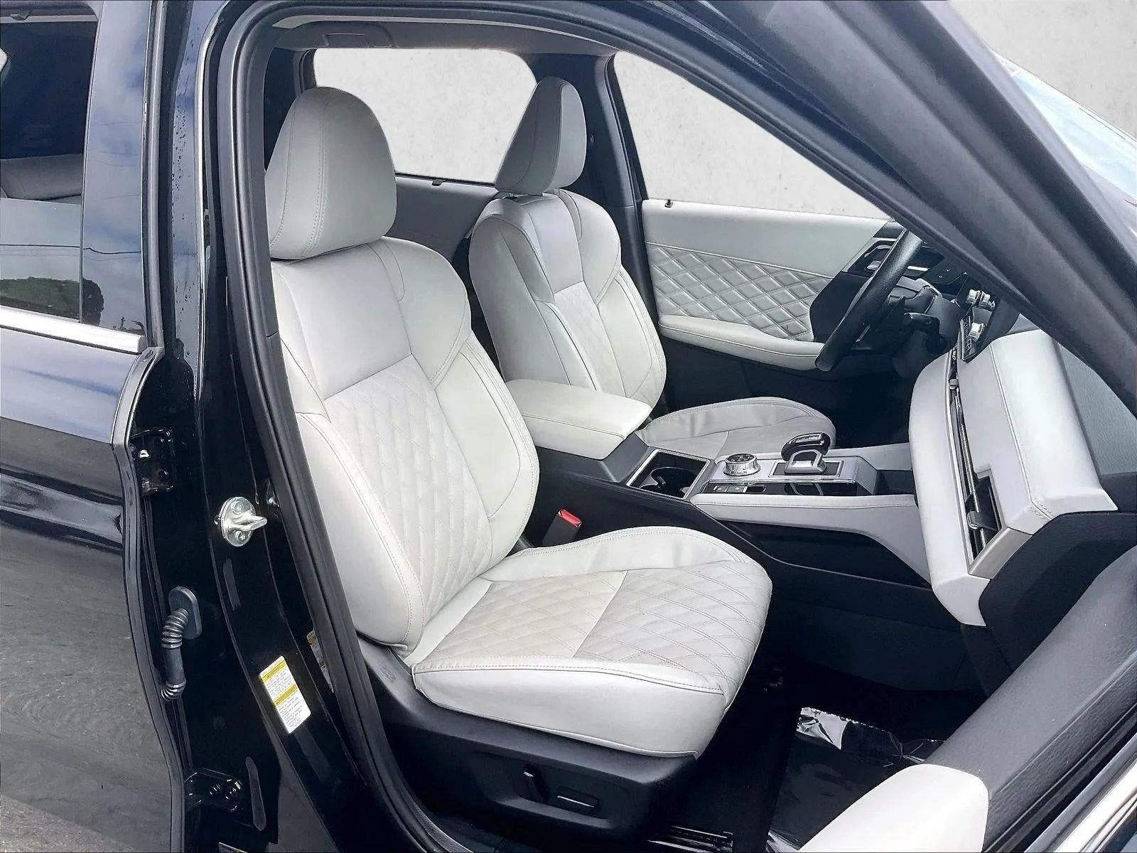 2024 Mitsubishi Outlander SEL photo 9