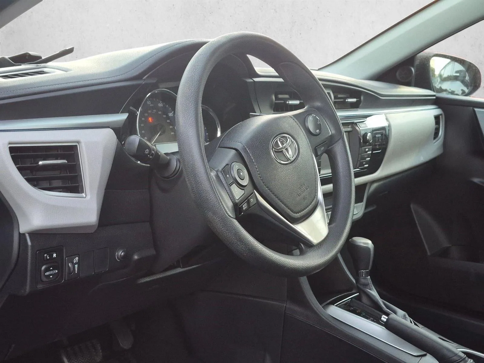 2014 Toyota Corolla 4dr Sdn CVT Auto LE Plus (Natl) photo 2