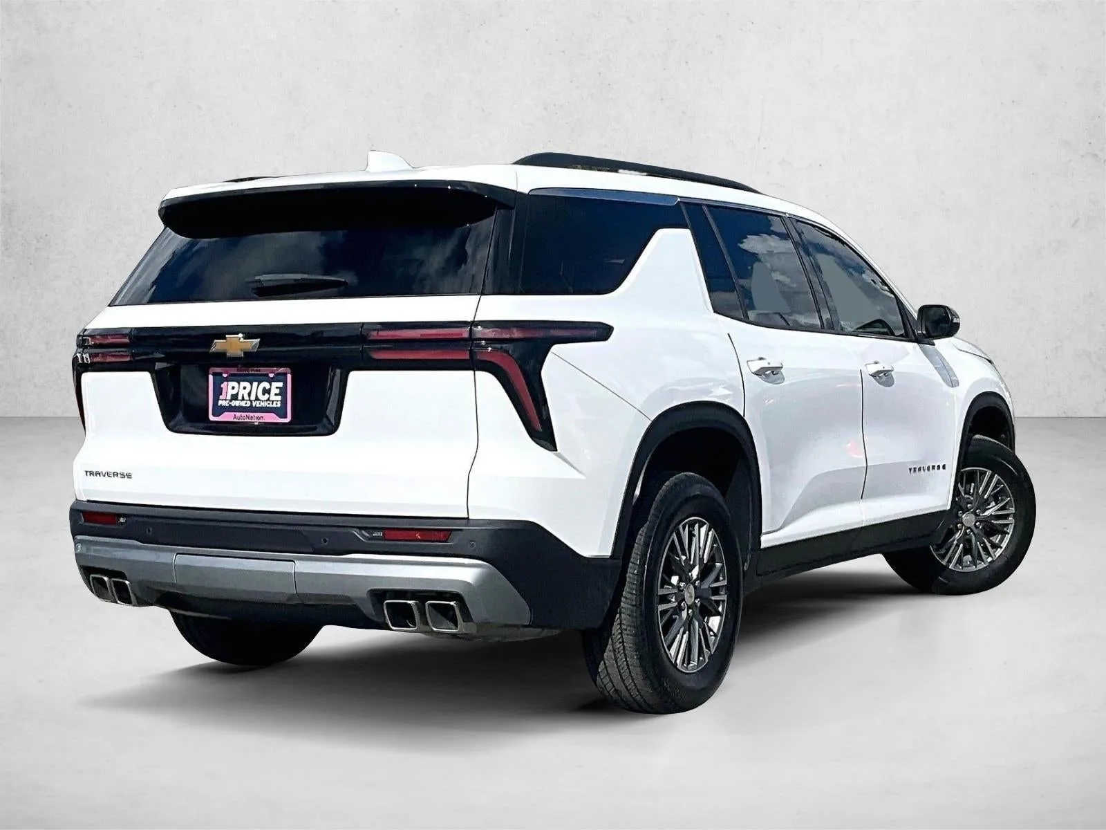 2025 Chevrolet Traverse LT photo 2