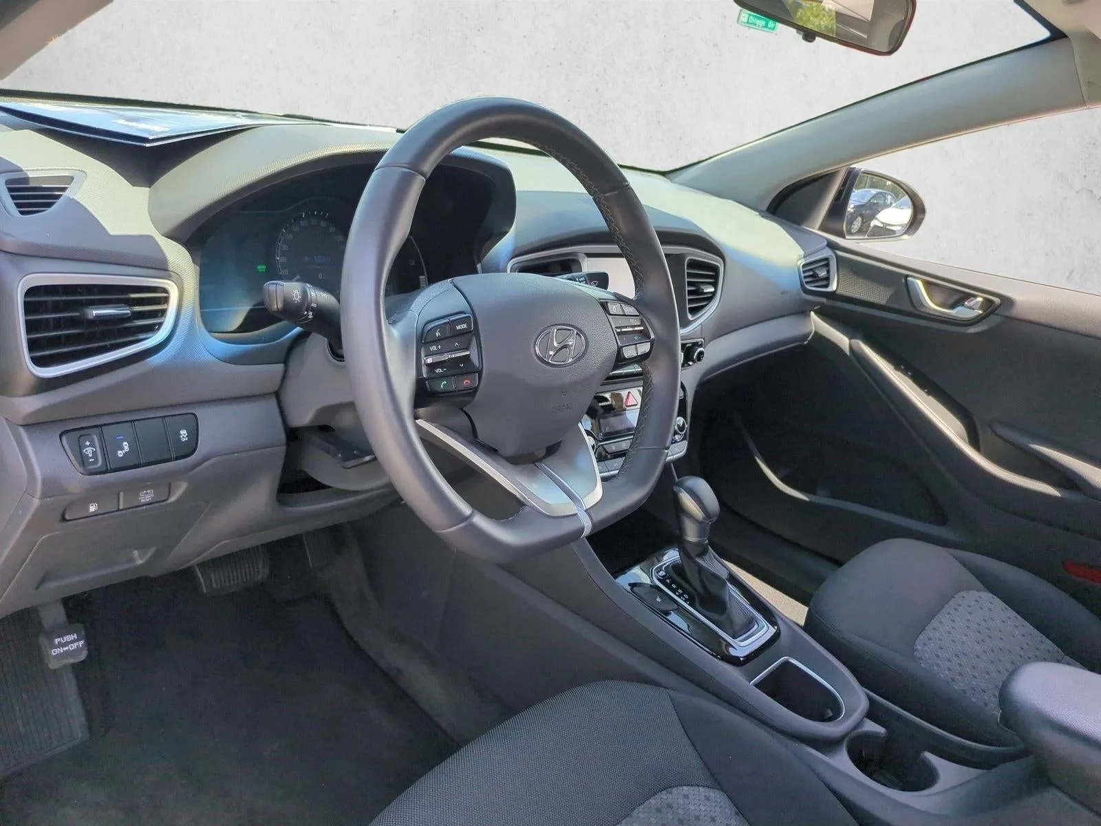2017 Hyundai IONIQ Hybrid SEL Hatchback photo 10