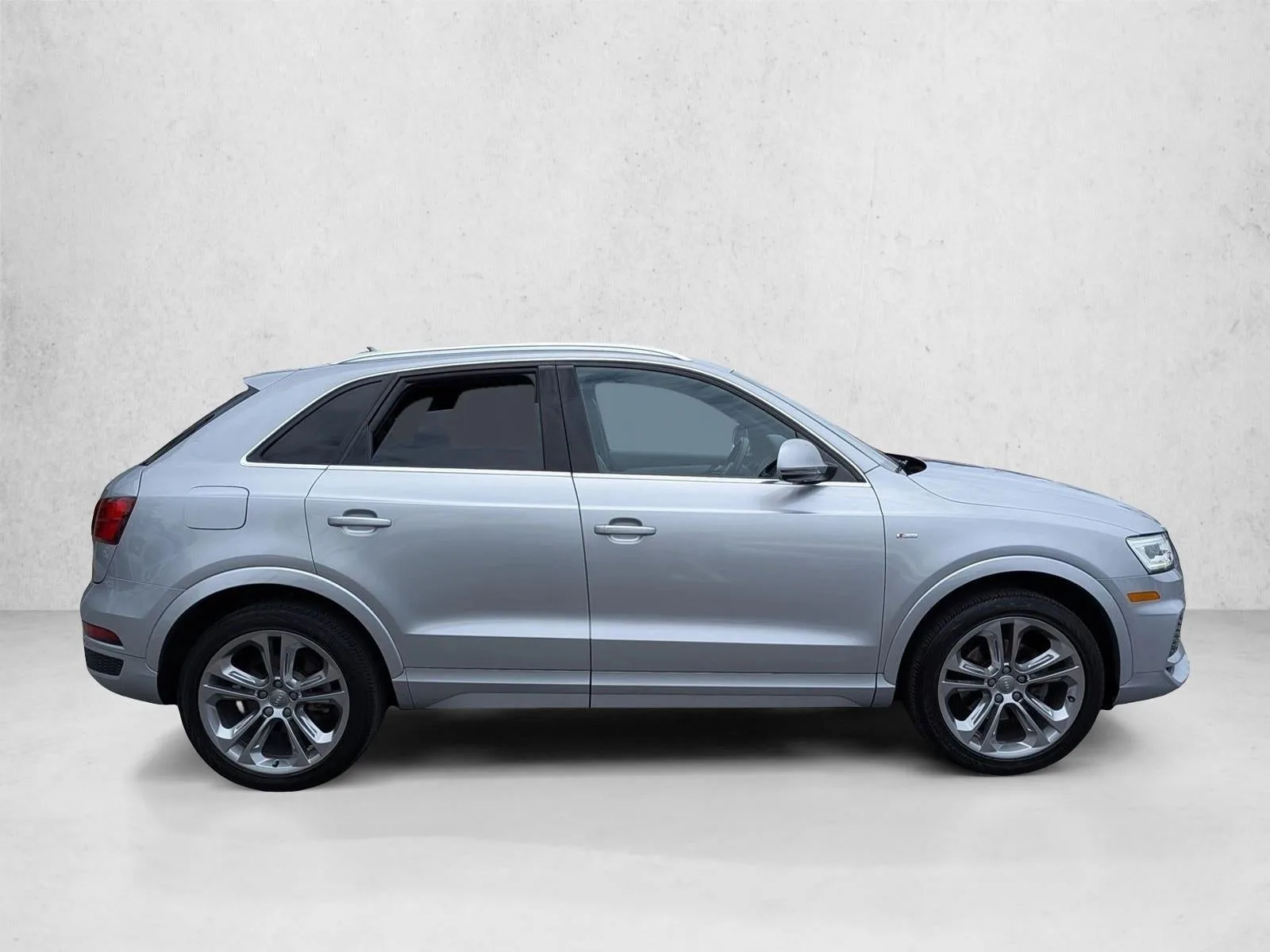 2018 Audi Q3 2.0 TFSI Sport Premium Plus FWD photo 4