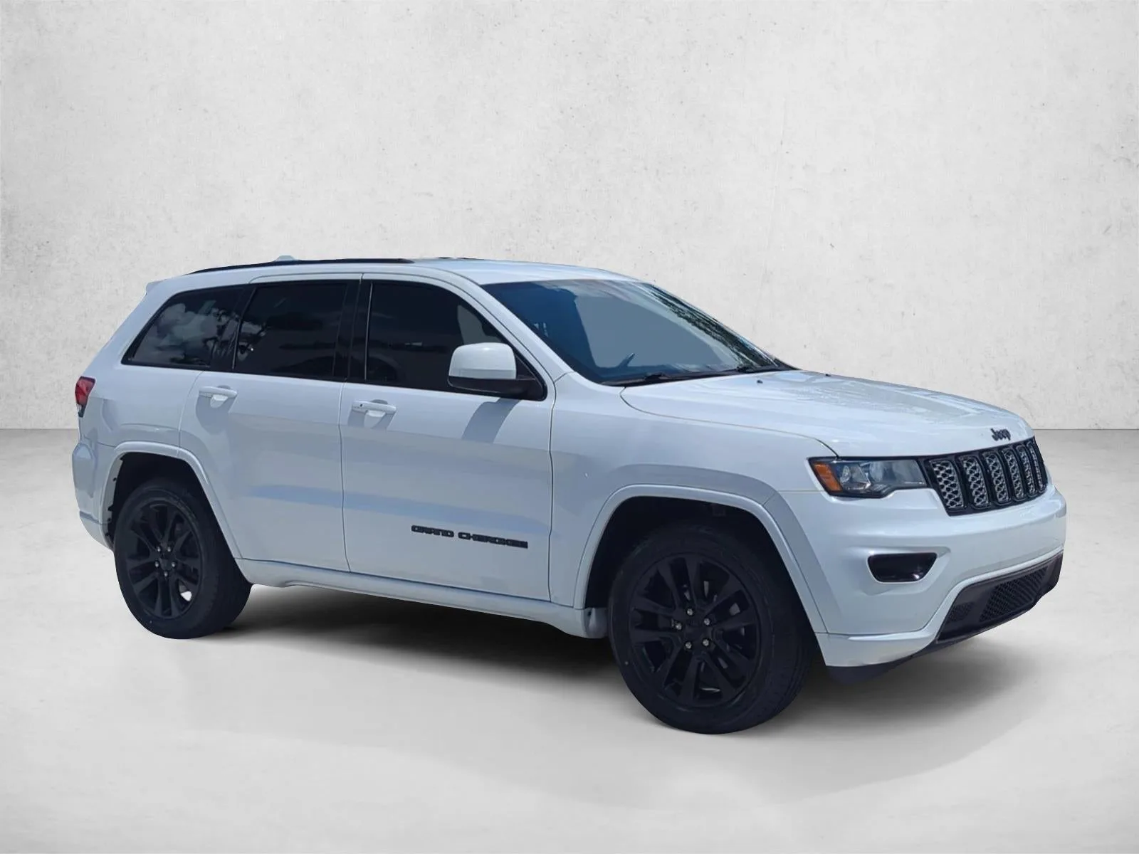 2019 Jeep Grand Cherokee Altitude 4x2 photo 3