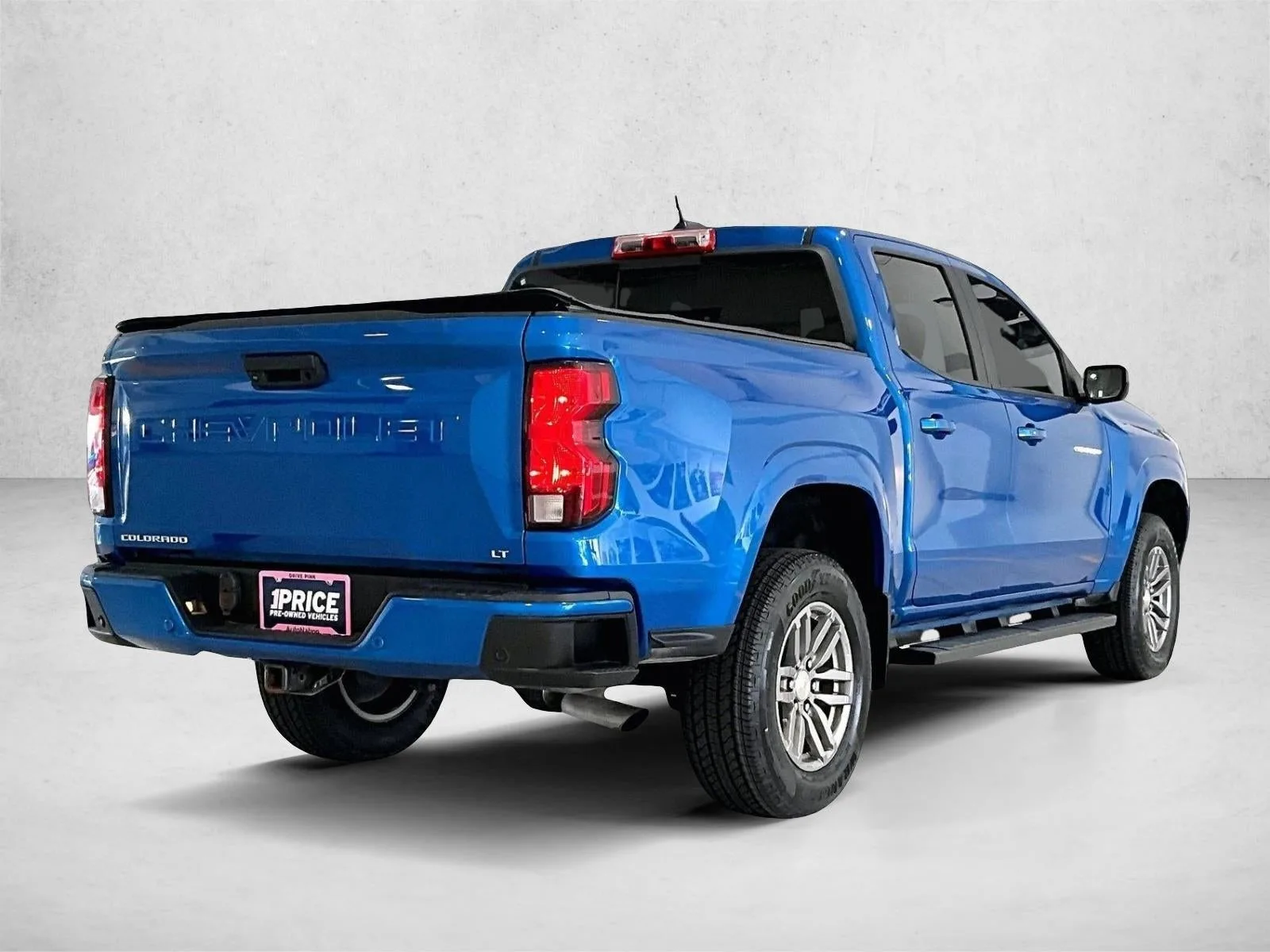 2023 Chevrolet Colorado LT photo 2