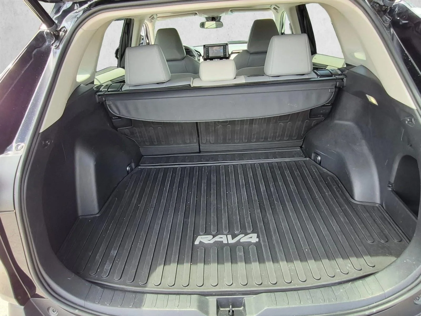 2022 Toyota RAV4 XLE Premium FWD (Natl) photo 6