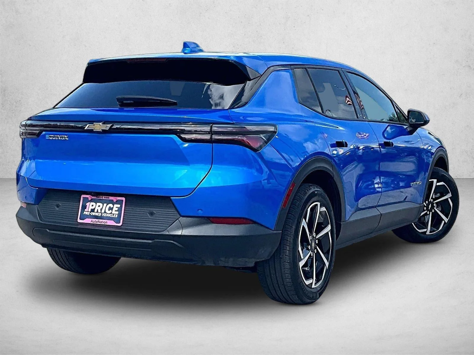 2025 Chevrolet Equinox EV LT photo 2