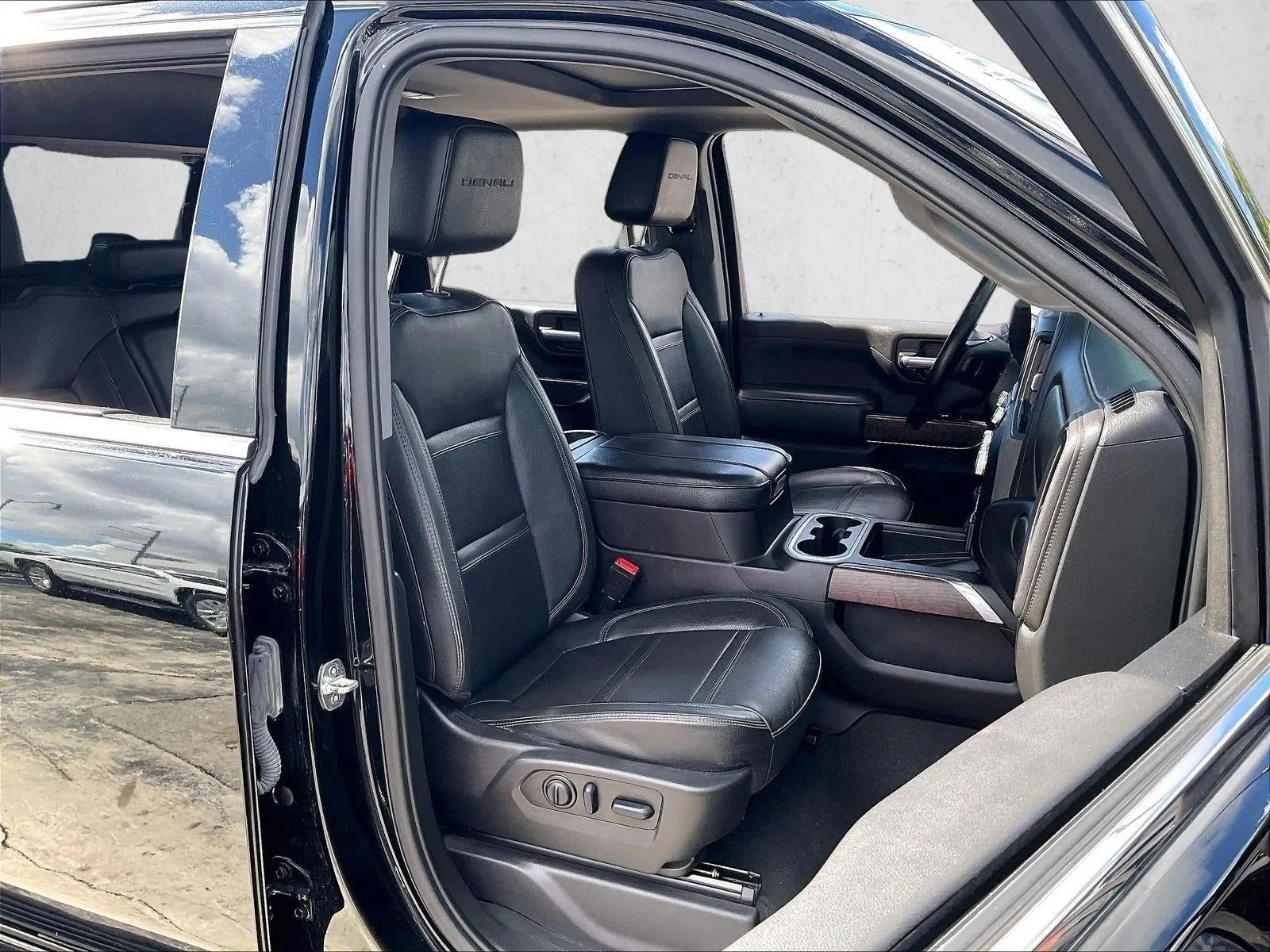 2023 GMC Sierra 2500 HD Denali photo 9