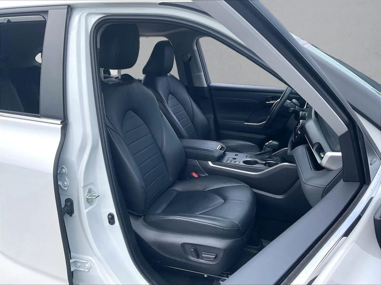 2024 Toyota Highlander XLE photo 7