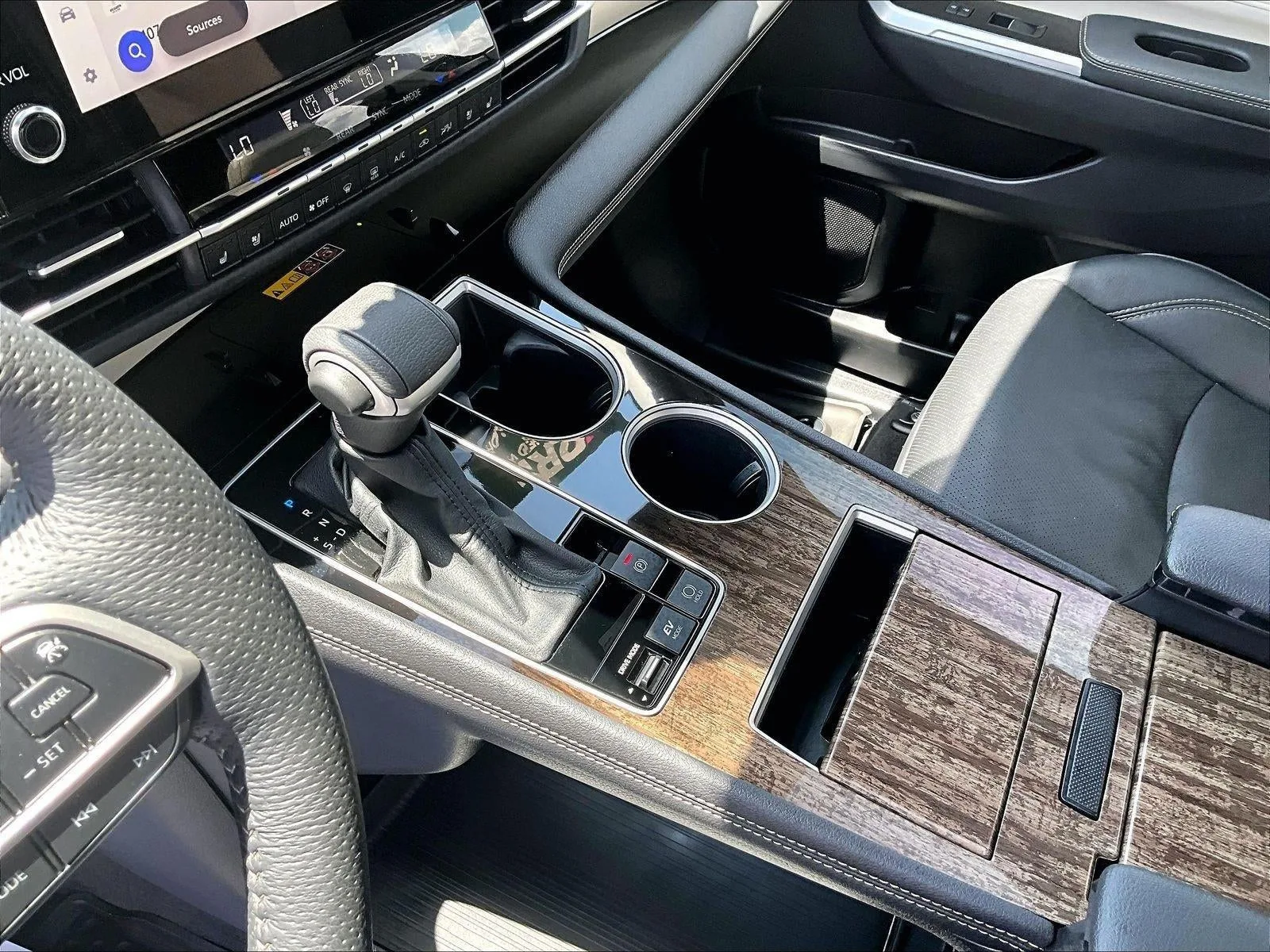 2025 Toyota Sienna Platinum photo 12