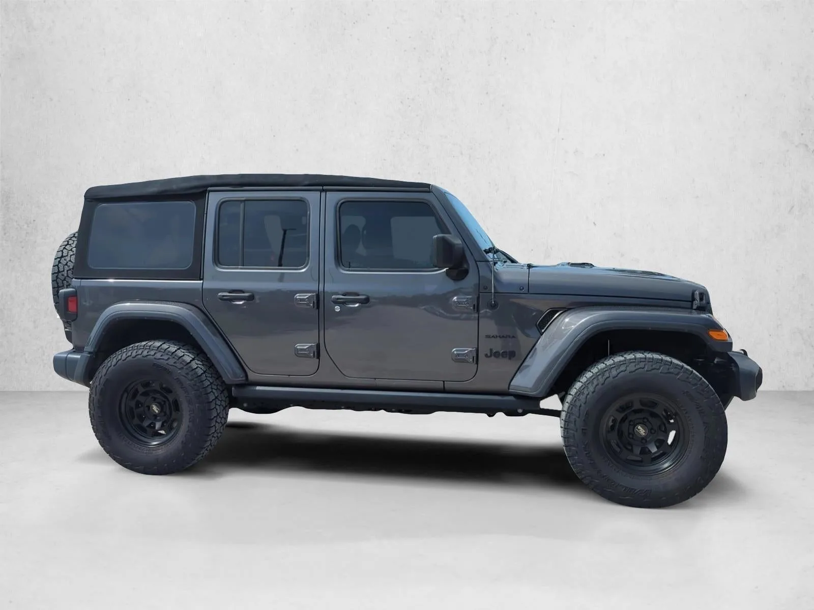 2018 Jeep Wrangler Unlimited Sahara 4x4 photo 4