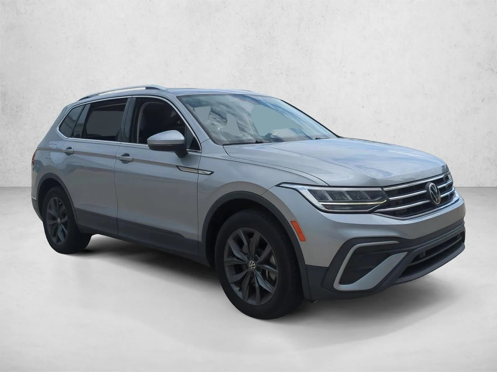 2022 Volkswagen Tiguan 2.0T SE FWD photo 3