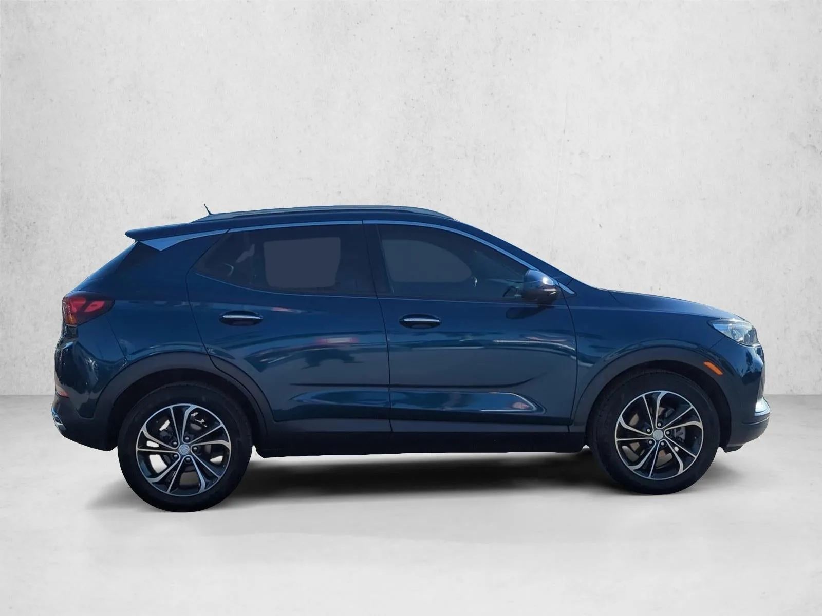 2020 Buick Encore GX Essence FWD photo 2