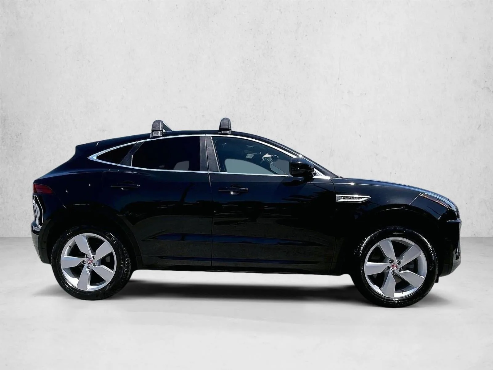 2018 Jaguar E-PACE R-Dynamic SE photo 5