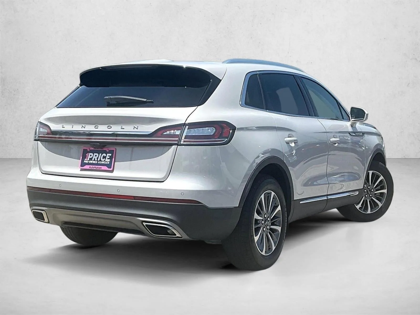 2023 Lincoln Nautilus Standard photo 2