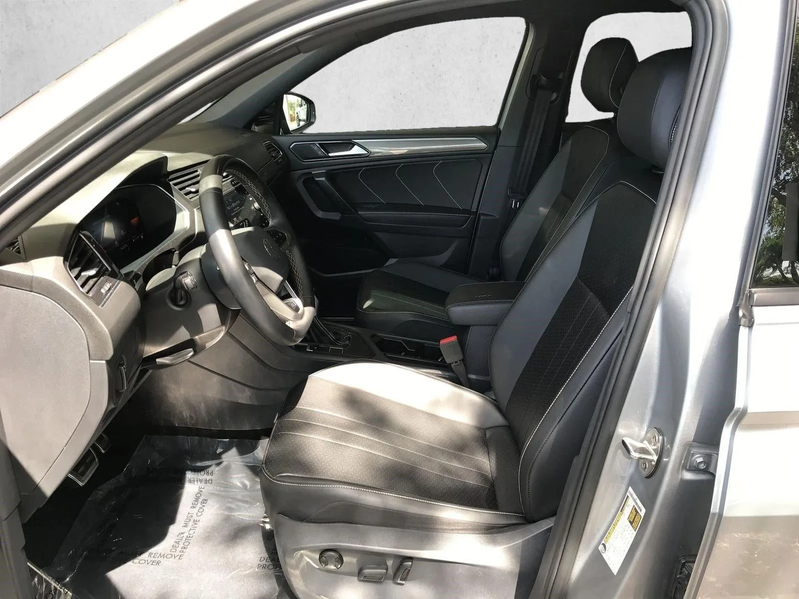 2023 Volkswagen Tiguan 2.0T SE R-Line Black FWD photo 11