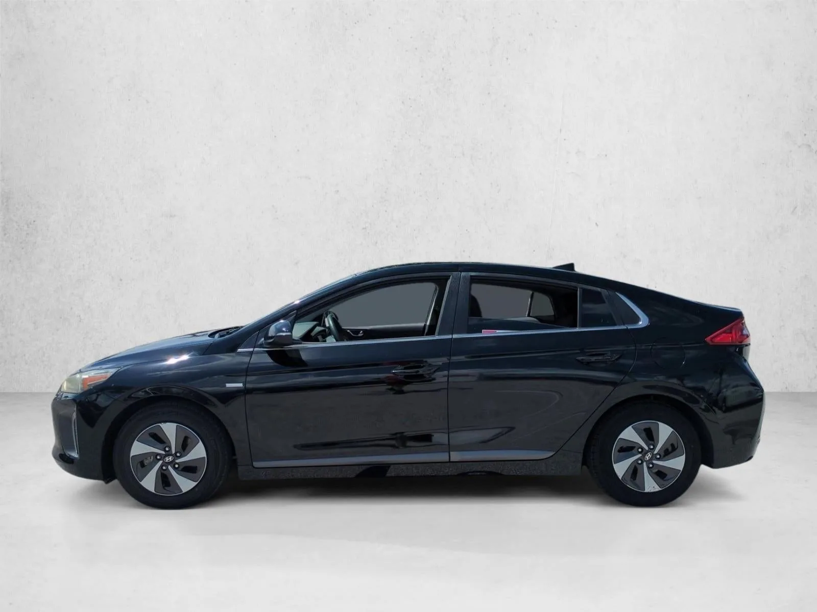 2017 Hyundai IONIQ Hybrid SEL Hatchback photo 9
