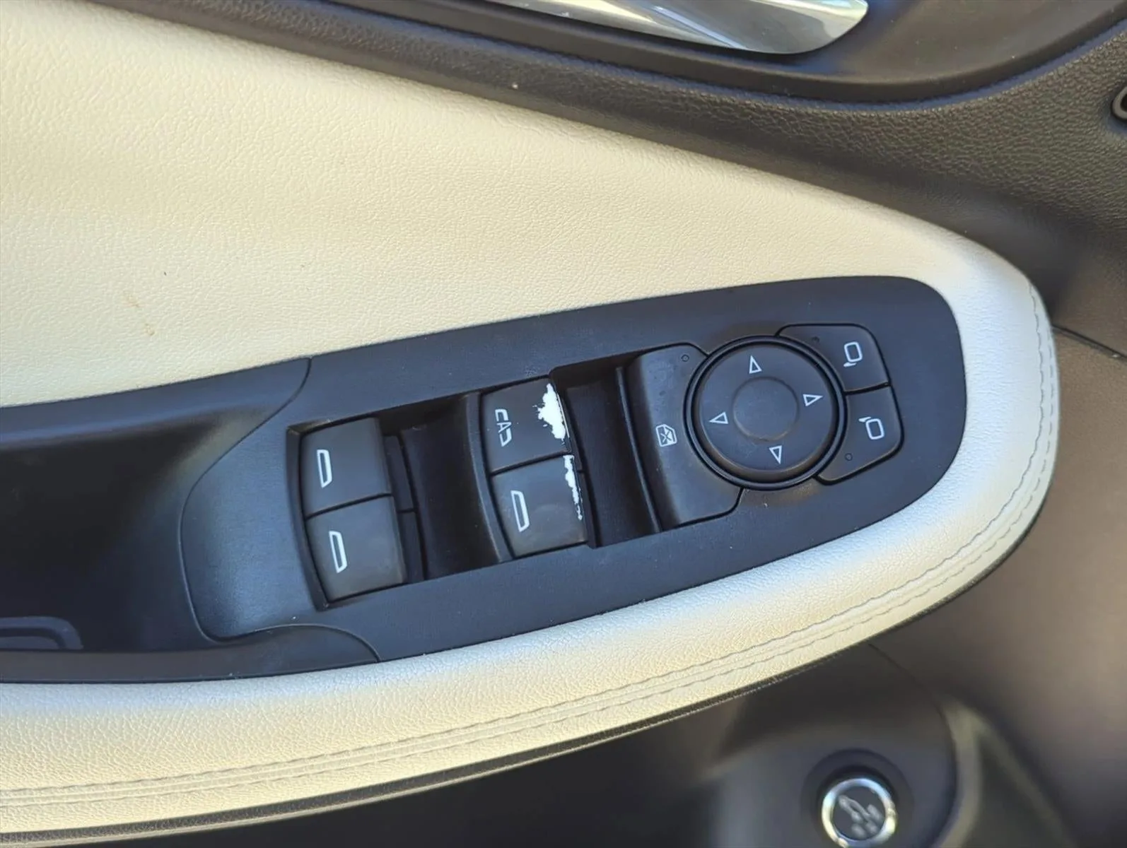 2020 Buick Encore GX Essence FWD photo 6