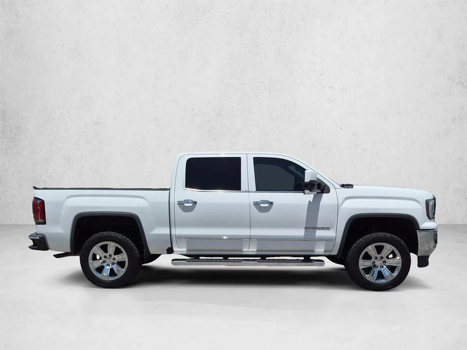 2018 GMC Sierra 1500 Crew Cab Short Box 2-Wheel Drive SLT photo 4