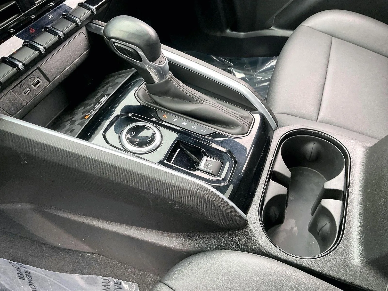 2024 Chevrolet Colorado LT photo 12