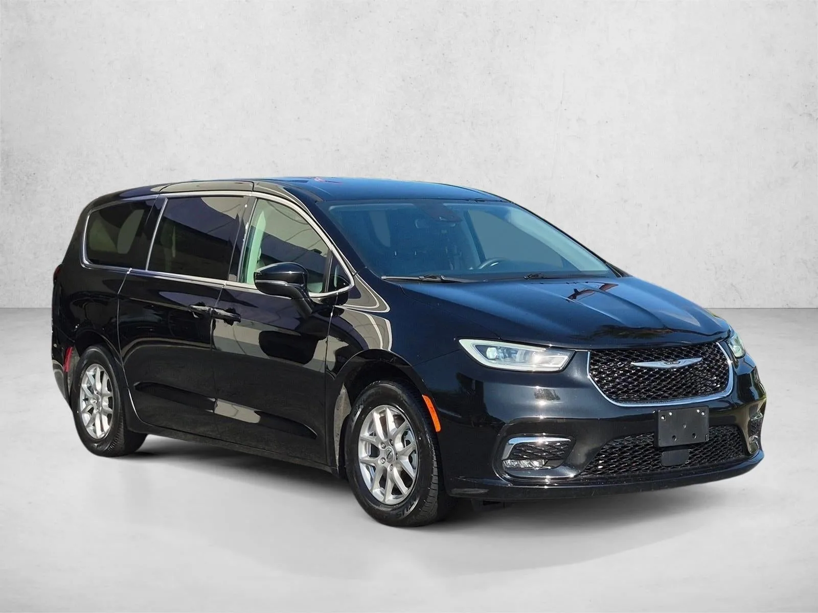 2024 Chrysler Pacifica Touring L FWD photo 3