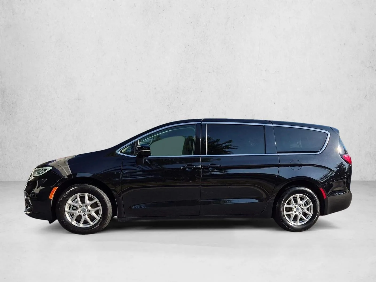 2024 Chrysler Pacifica Touring L FWD photo 9